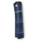 Manduka PRO 6 mm prostirka za jogu u Midnight Moon boji, zarolana